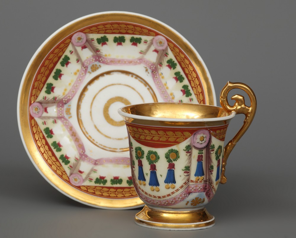 Чашка с блюдцем Франция. 1820-е Фарфор, роспись, позолота Чашка с блюдцем Франция. 1820-е Фарфор, роспись, позолота