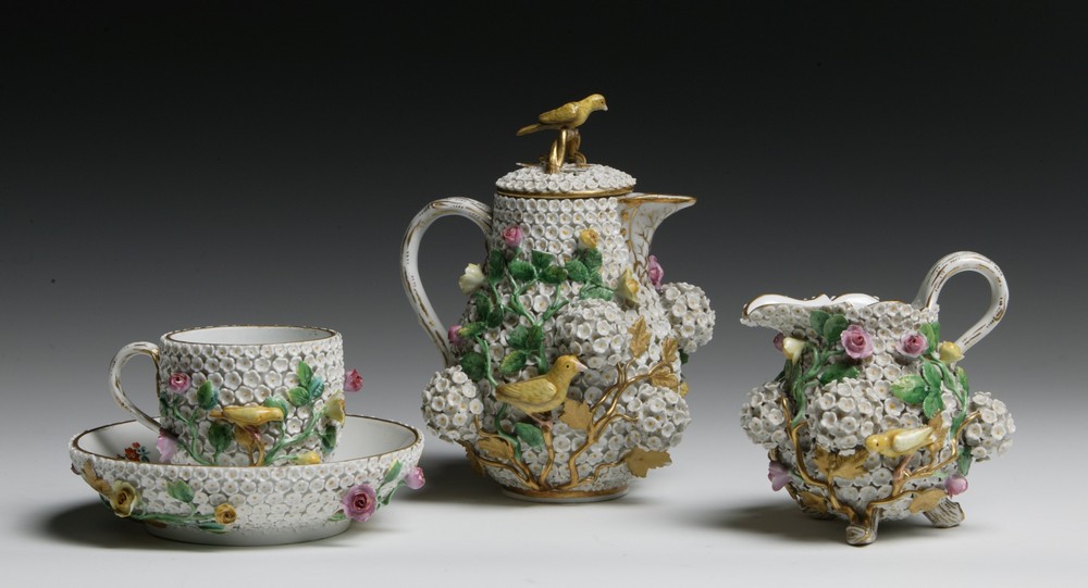 Предметы из сервиза "Эгоист" Германия, Мейсен. Середина XVIII века Фарфор, лепка, роспись, позолота Предметы из сервиза "Эгоист" Германия, Мейсен. Середина XVIII века Фарфор, лепка, роспись, позолота