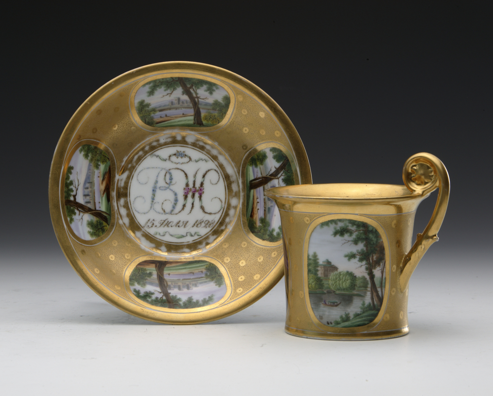 Чашка и блюдце с видами Павловска, инициалами «ВЖ» и датой «15 июля 1828» Россия, завод Батенина. 1828 Фарфор, роспись, позолота, цировка По легенде принадлежали В.А. Жуковскому Чашка и блюдце с видами Павловска, инициалами «ВЖ» и датой «15 июля 1828» Россия, завод Батенина. 1828 Фарфор, роспись, позолота, цировка По легенде принадлежали В.А. Жуковскому