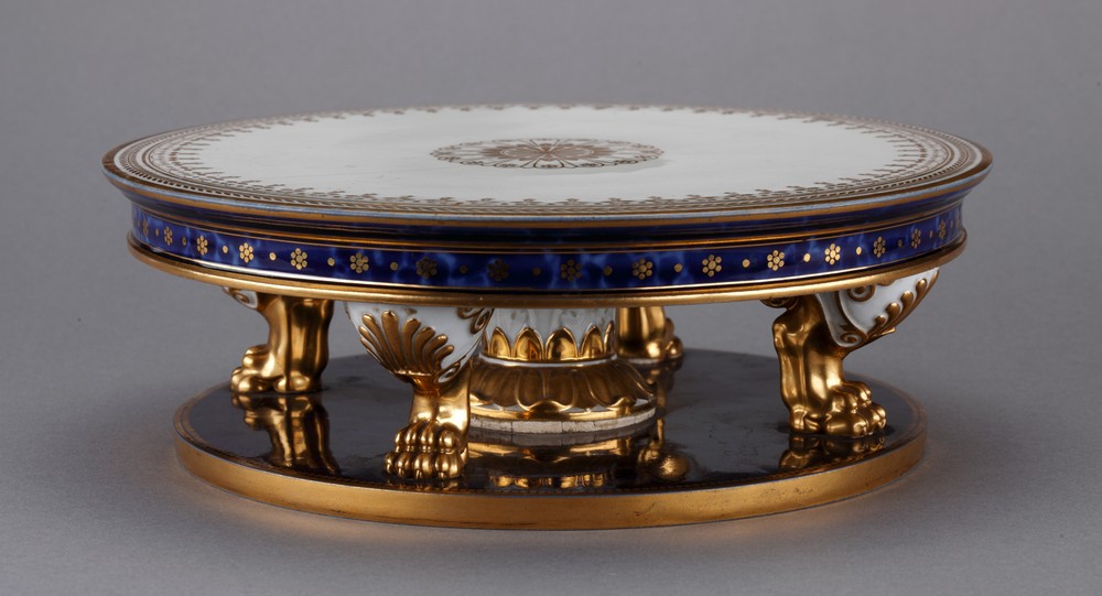 Подставка для торта Первая четверть XIX века Фарфор, кобальтовое крытье, позолота, роспись Подставка для торта Первая четверть XIX века Фарфор, кобальтовое крытье, позолота, роспись