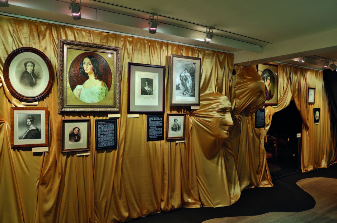 Фрагменты экспозиции выставки «Поэты и музы» Фрагменты экспозиции выставки «Поэты и музы»