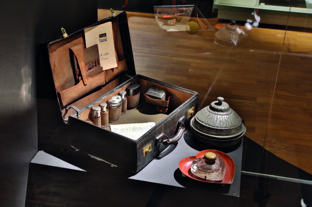 Фрагменты экспозиции выставки «Поэты и музы» Фрагменты экспозиции выставки «Поэты и музы»