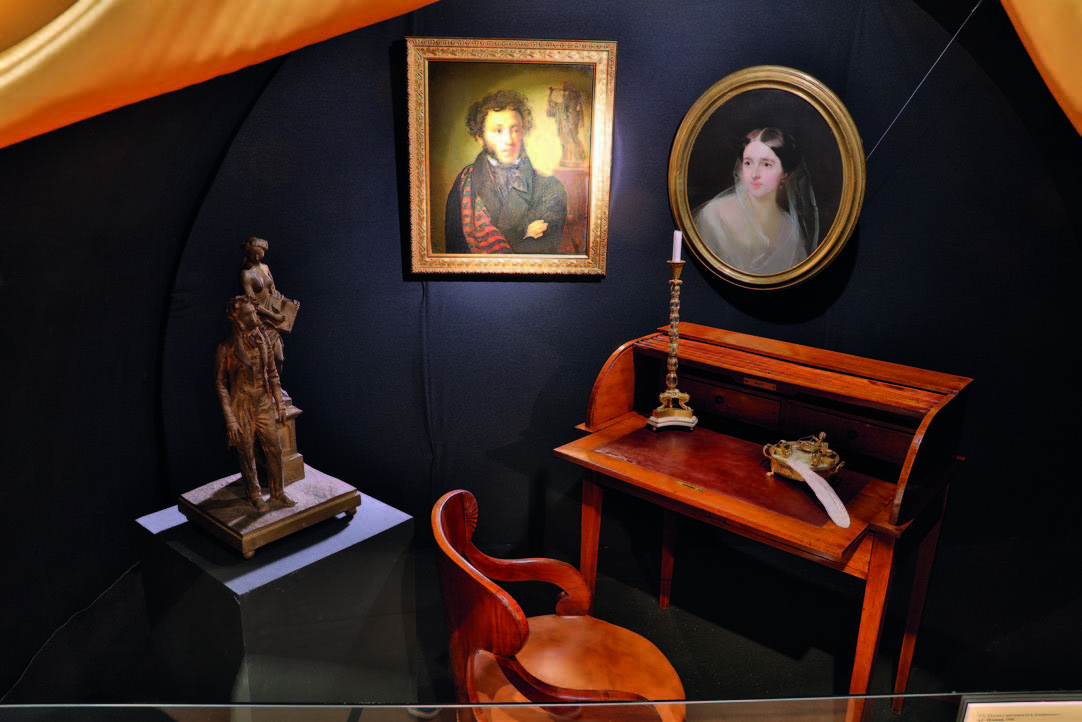 Фрагменты экспозиции выставки «Поэты и музы» Фрагменты экспозиции выставки «Поэты и музы»