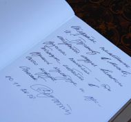 Первая запись в книге отзывов президента РФ Владимира Путина